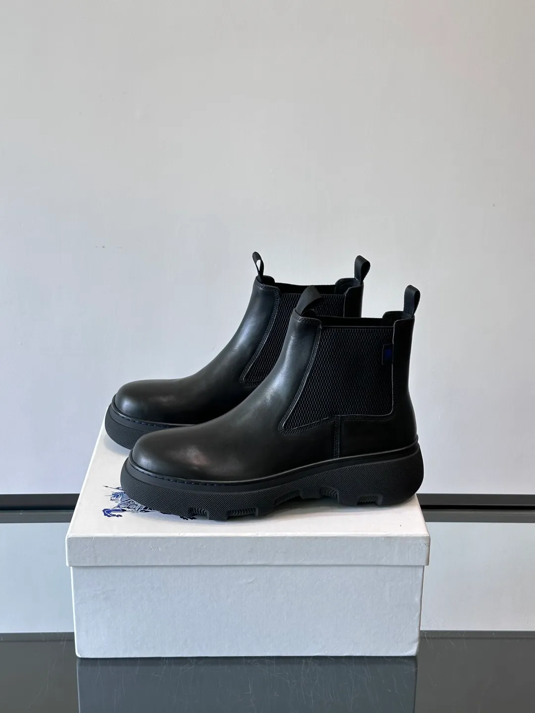 [Burberry] Top P: 920💰 Size: 39-44 (45. Customized) Burberry Matrix shoes👟Burberry autumn and winter men's high-top Chelsea boots, made with heavy industry! The upper is made of imported cowhide, with a slip-on design, classic plaid elastic straps, fine leather, and full of details. It is equipped with a classic and durable rubber thick sole, which increases the length of the legs. The cowhide lining is comfortable and breathable. It is easy to wear and fashionable, business and leisure, full of exquisite Italian style, and has a great look!